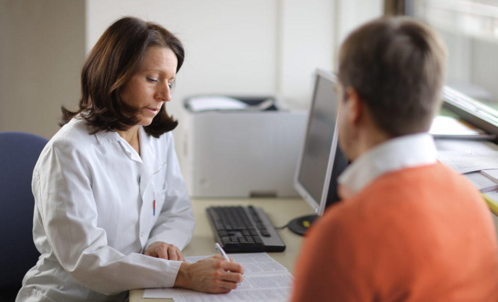 Doktor Berger bei einem Patientengespräch